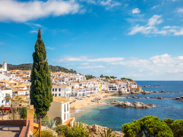 Hermoso paisaje de girona donde se ve la ciudad a la orilla del mediterraneo