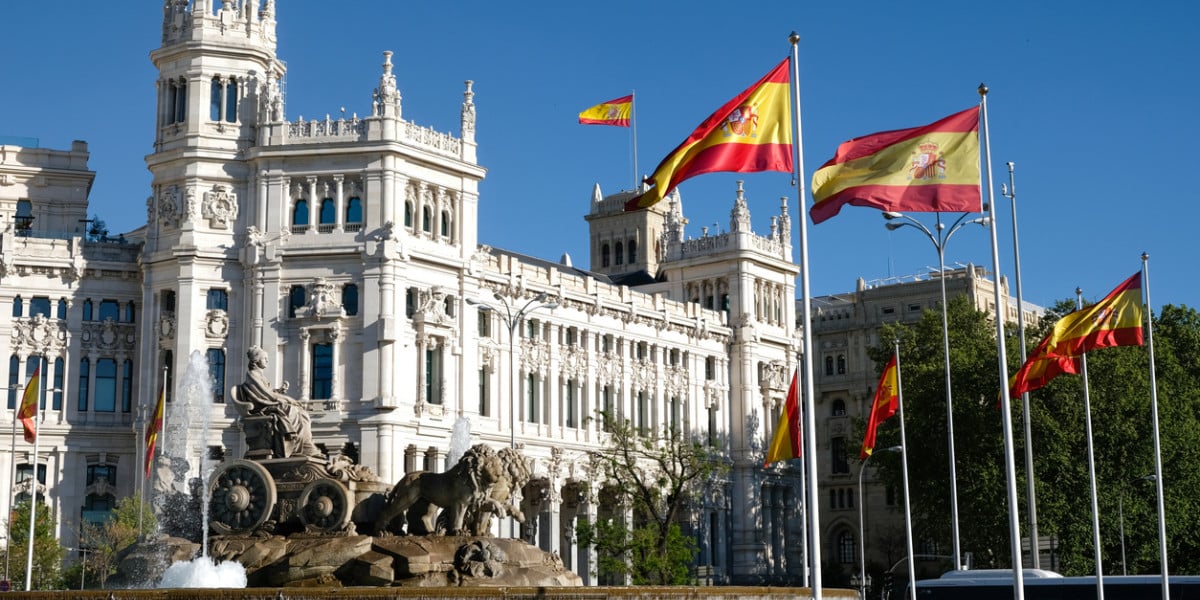 edificio_España_bandera_cielo_azul